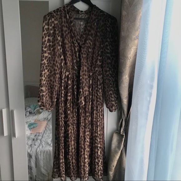 Tie-Neck Leopard Print Pleated Midi Dress - Picture 4 of 4